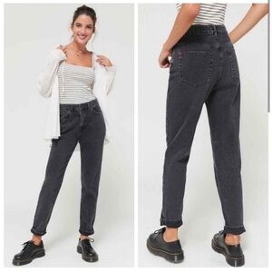 BDG Urban Outfitters black mom jeans in size W25
